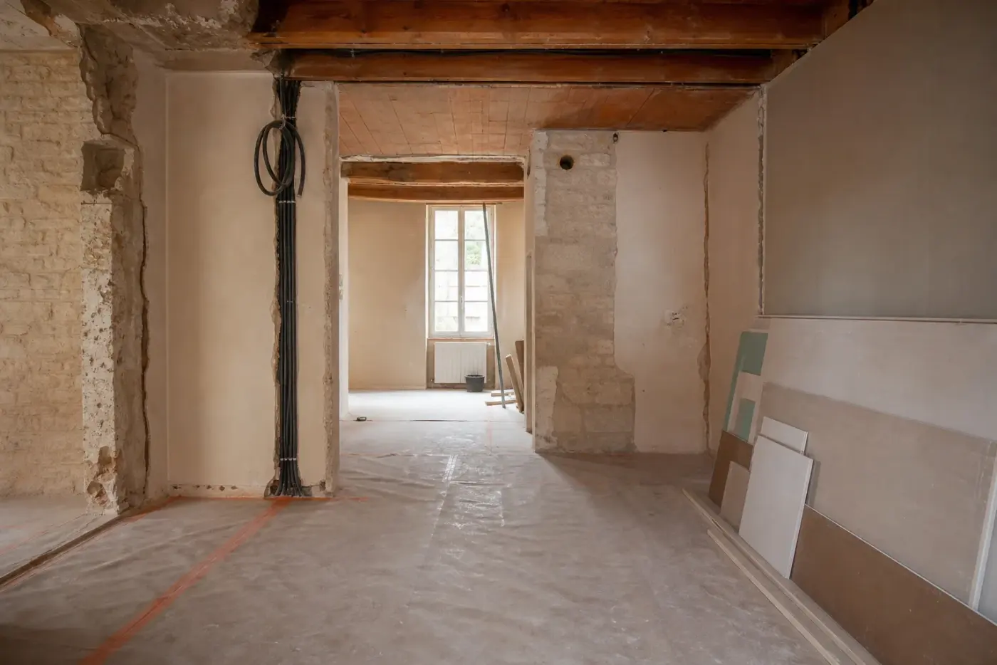 Appartement en travaux avec cloison déposée et gaines électriques neuves