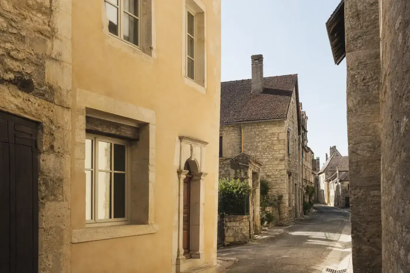 Rue du centre ancien protégé de Marsannay-la-Côte après ravalement