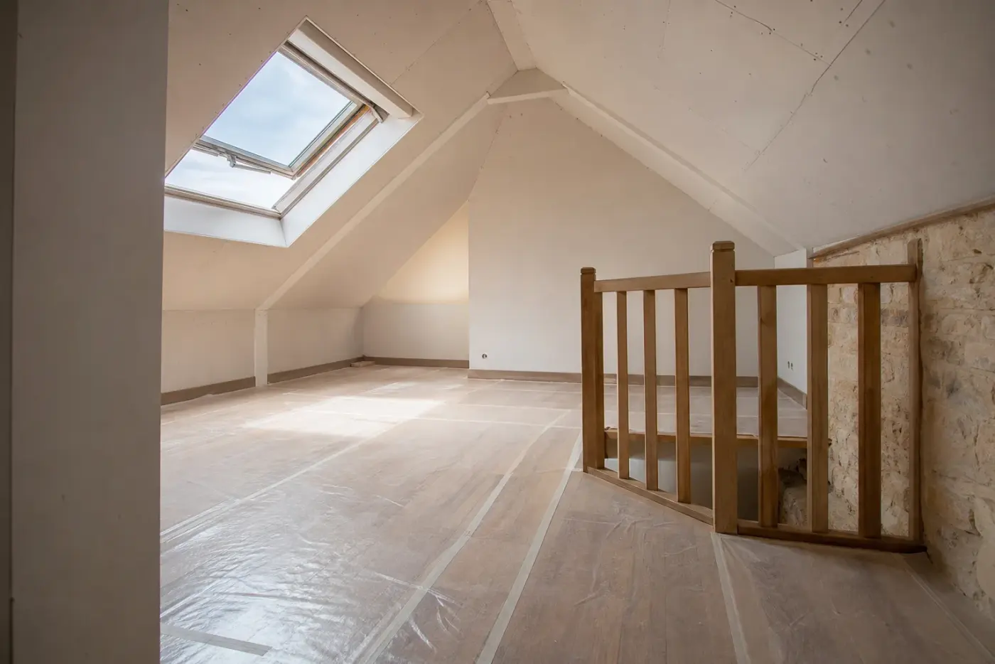 Combles aménagés en pièce à vivre dans une maison de Perrigny-lès-Dijon