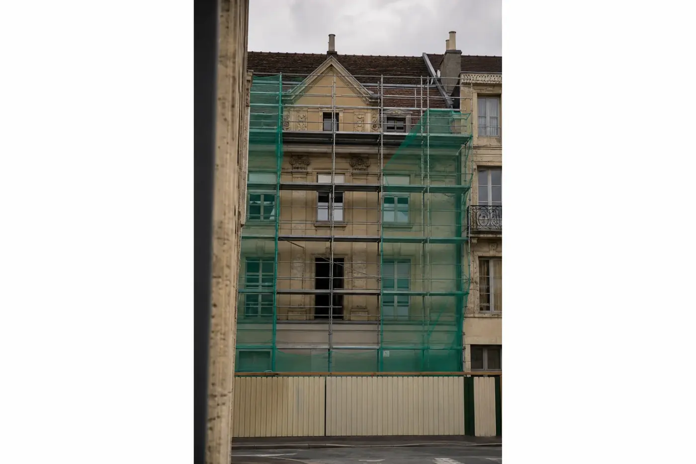 Échafaudage de ravalement dressé contre une façade d'immeuble ancien