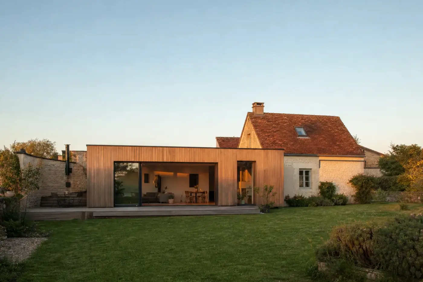 Extension de plain-pied vitrée accolée à une maison ancienne