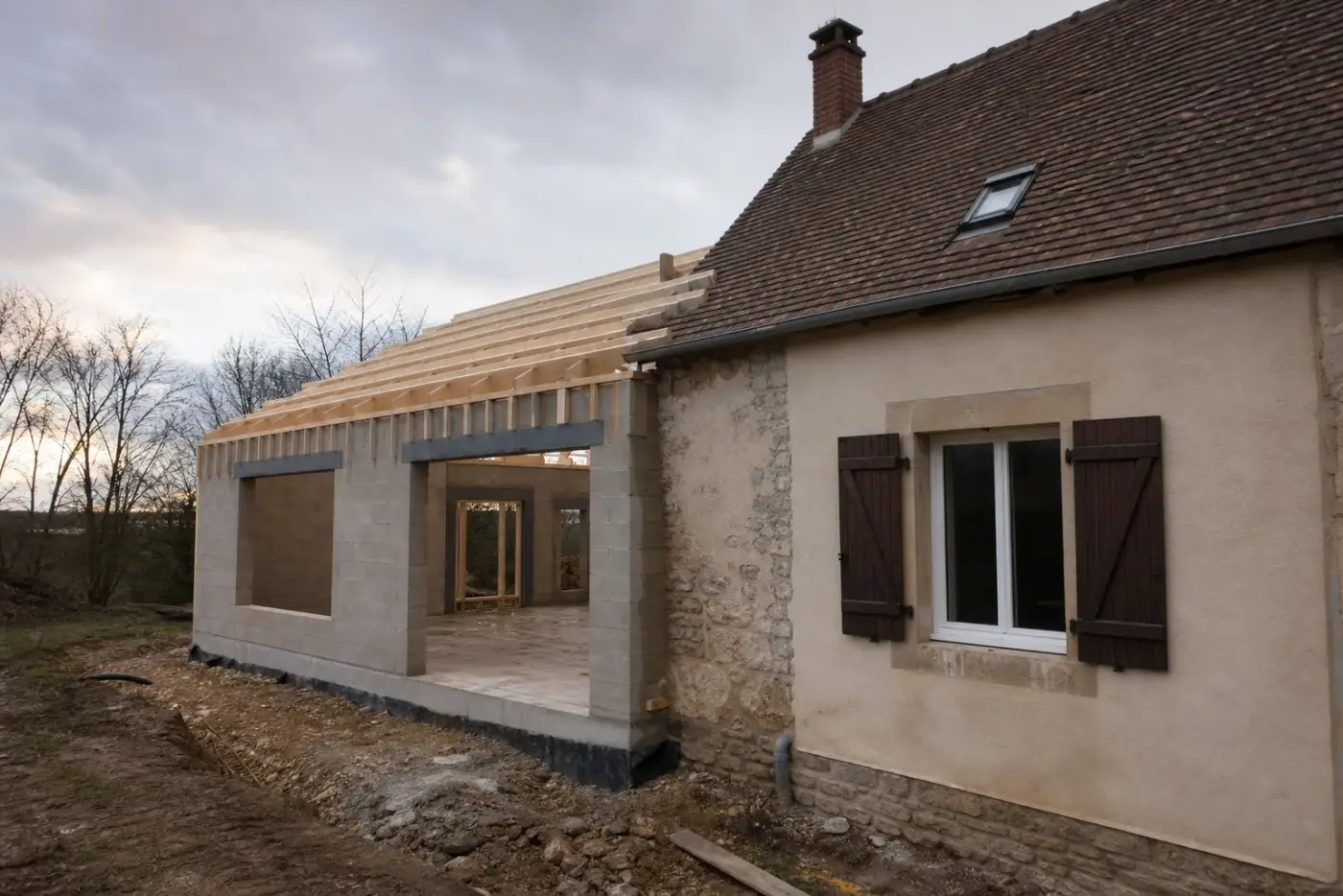 Extension en construction accolée à une maison individuelle existante