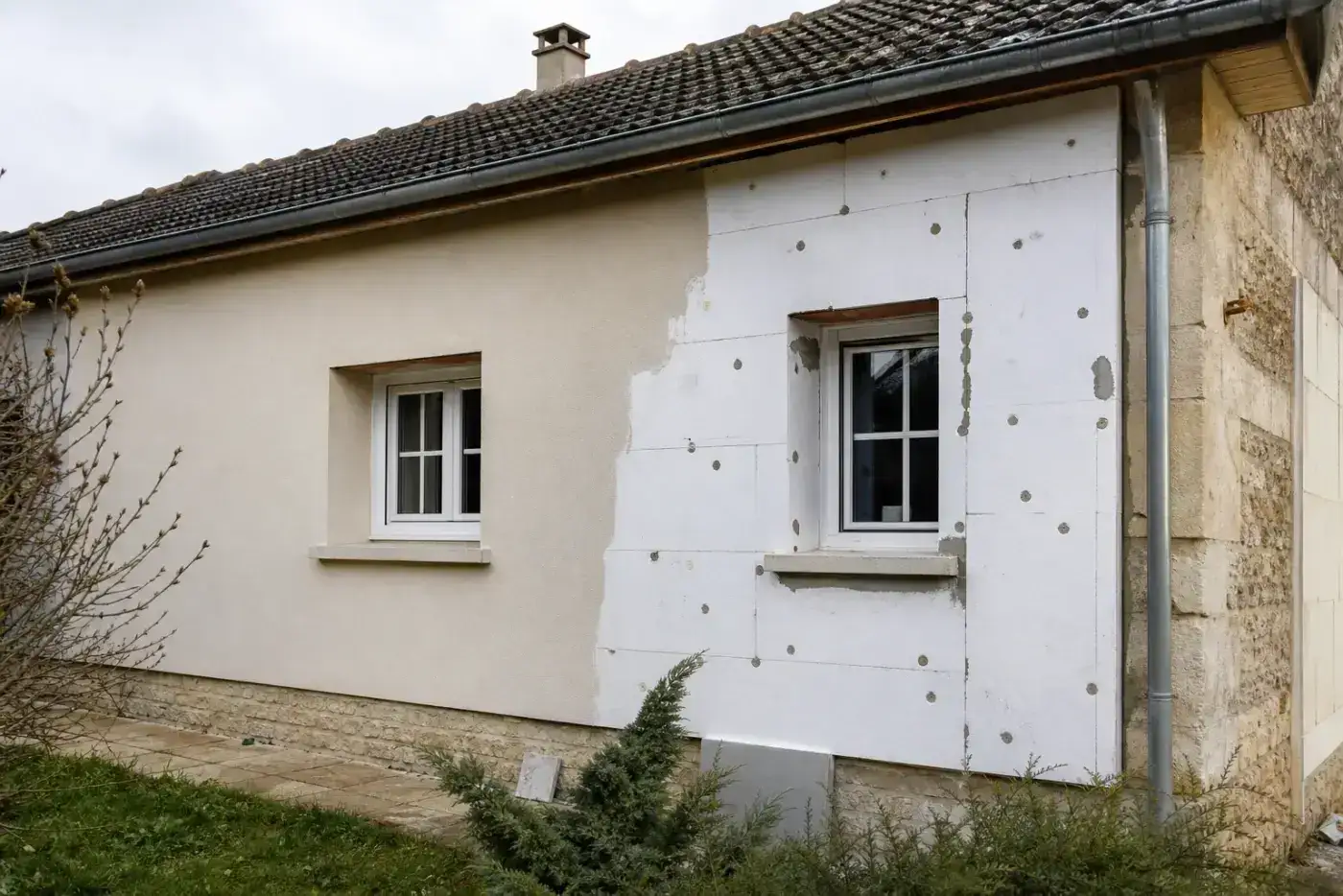 Façade de pavillon en cours d’isolation thermique par l’extérieur