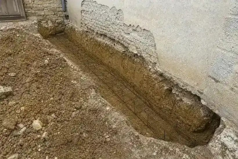 Tranchée de fondation d’extension creusée dans un sol argileux