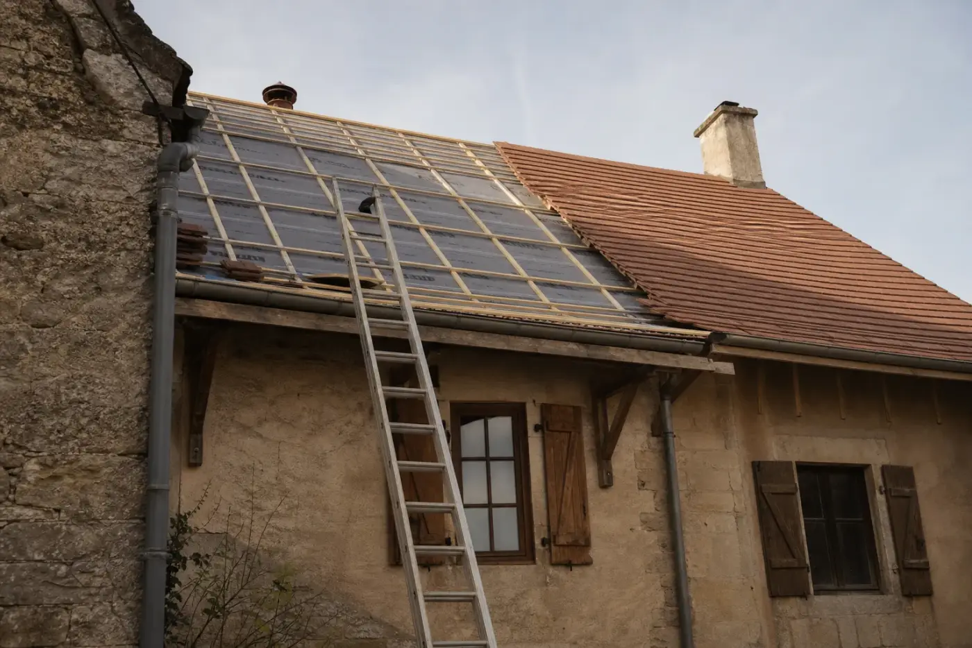 Toiture en cours de réfection sur une maison de Neuilly-Crimolois