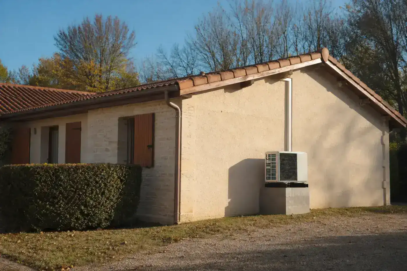 Pompe à chaleur installée contre le pignon d’une maison de plain-pied à Arc-sur-Tille