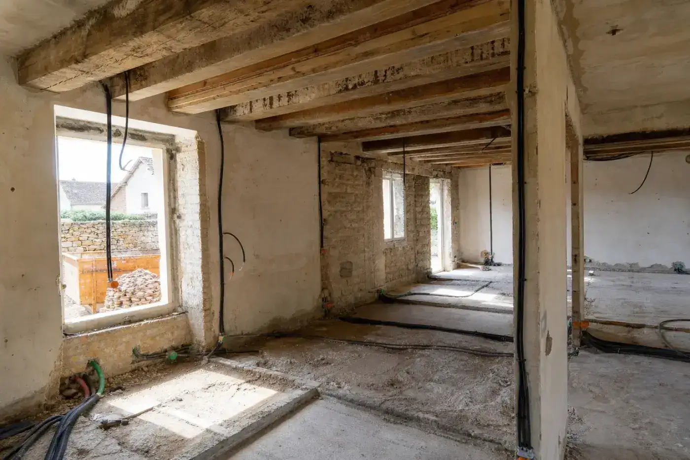 Maison en rénovation complète à Genlis, cloisons déposées