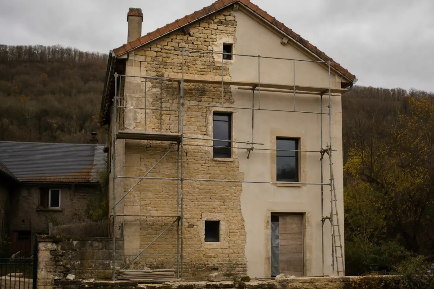 Façade en cours de ravalement sur une maison de Plombières-lès-Dijon