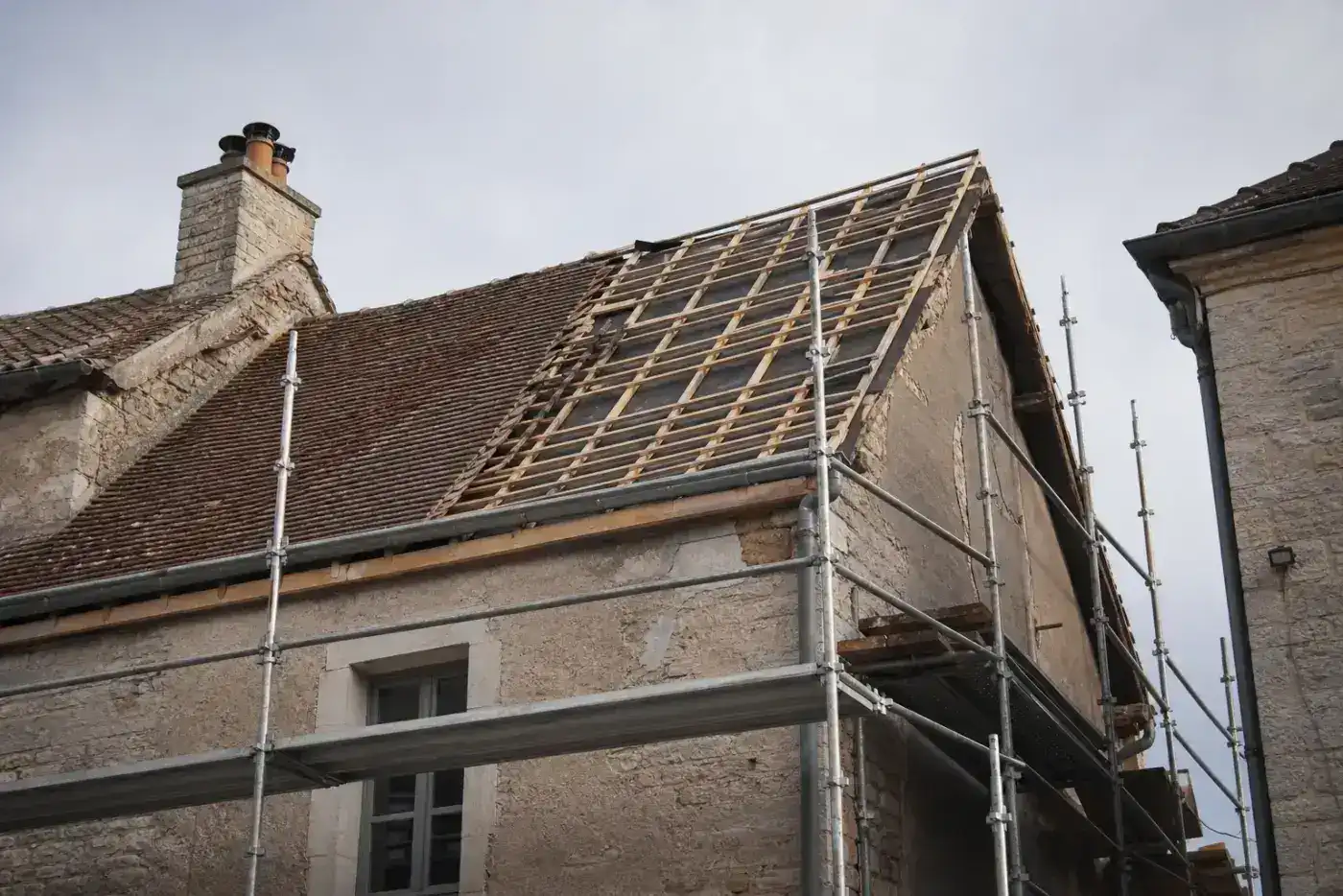 Toiture en réfection sur une maison d’Is-sur-Tille